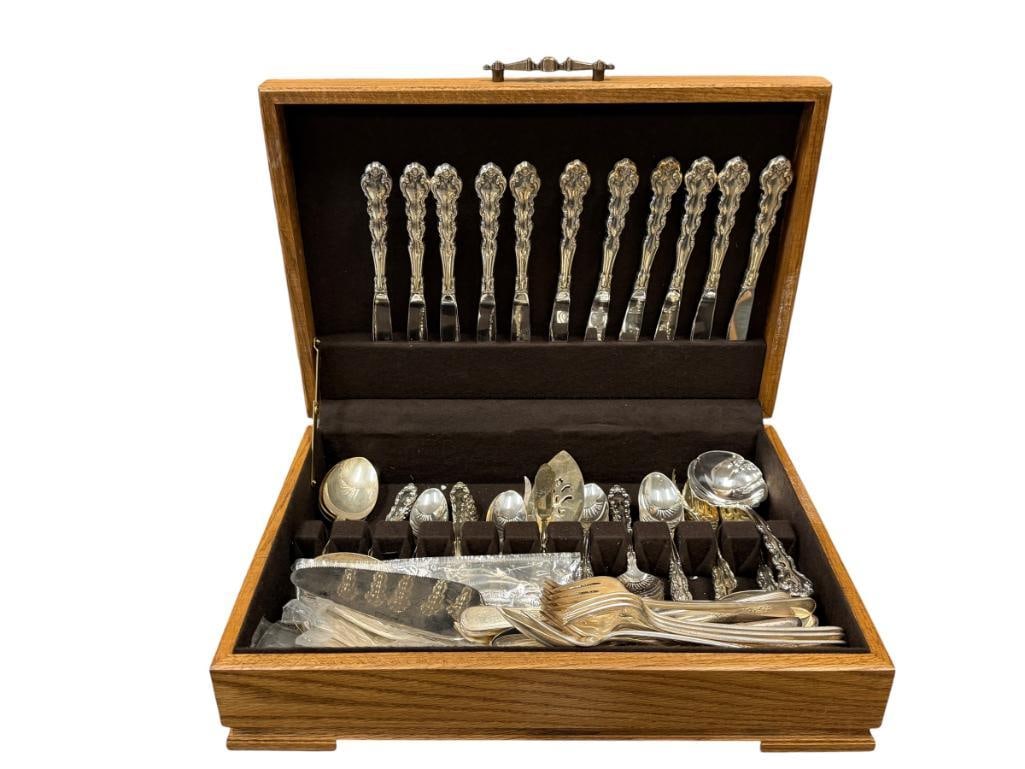 53 PIECE ONEIDA FLATWARE SET WITH OAK FLATWARE CHEST WITH TARNISH RESISITANT CLOTH (1 of 13)
