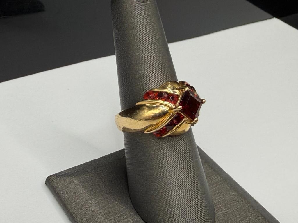14K YELLOW GOLD DESIGNER SIGNED PRINCESS CUT GARNET FASHION RING - 2