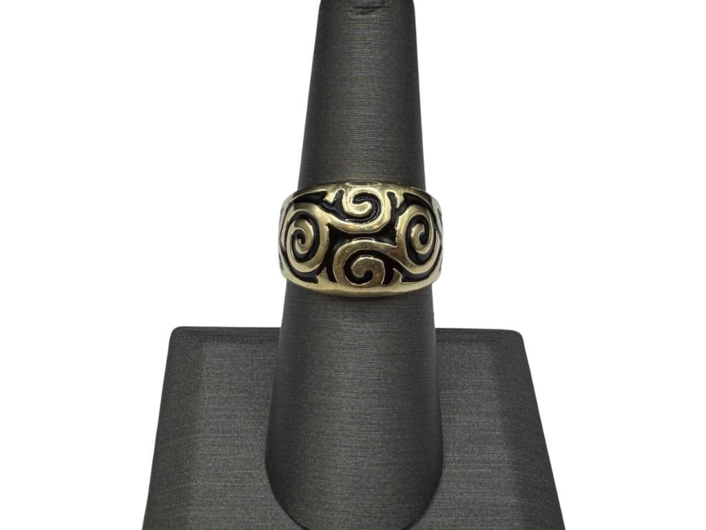 14K YELLOW GOLD BLACK ENAMEL SWIRL PATTERN RING: DESIGNER HALLMARKED SIZE 7 1/4, 9/16" FRONT, 5.08 GRAMS