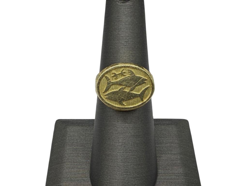 VINTAGE 18K YELLOW GOLD TEXTURED SIGNET PISCES SHARK RING: SIZE 7, 9/16" FRONT, 7.34 GRAMS
