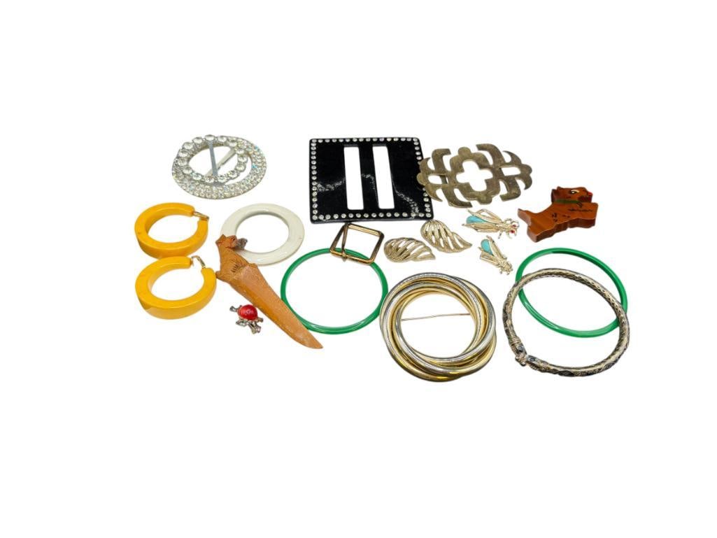 ASSORTED COSTUME JEWELRY INCLUDING BROOCHES, BAKELITE EARRINGS, AND MORE (1 of 8)