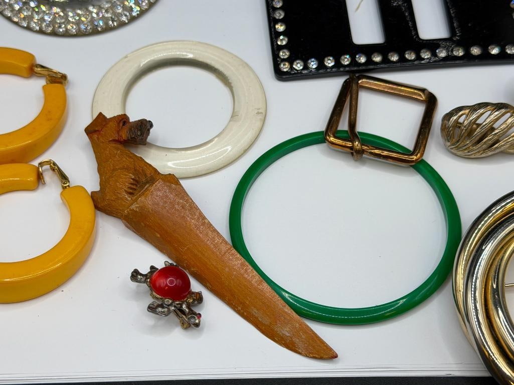 ASSORTED COSTUME JEWELRY INCLUDING BROOCHES, BAKELITE EARRINGS, AND MORE - 2