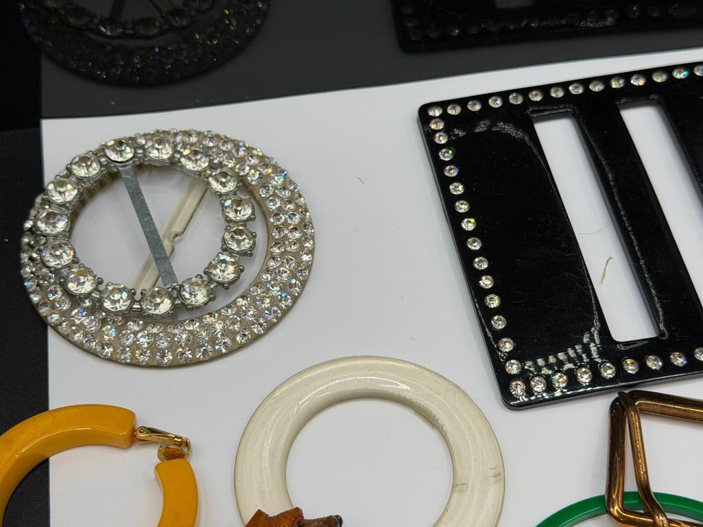 ASSORTED COSTUME JEWELRY INCLUDING BROOCHES, BAKELITE EARRINGS, AND MORE - 3