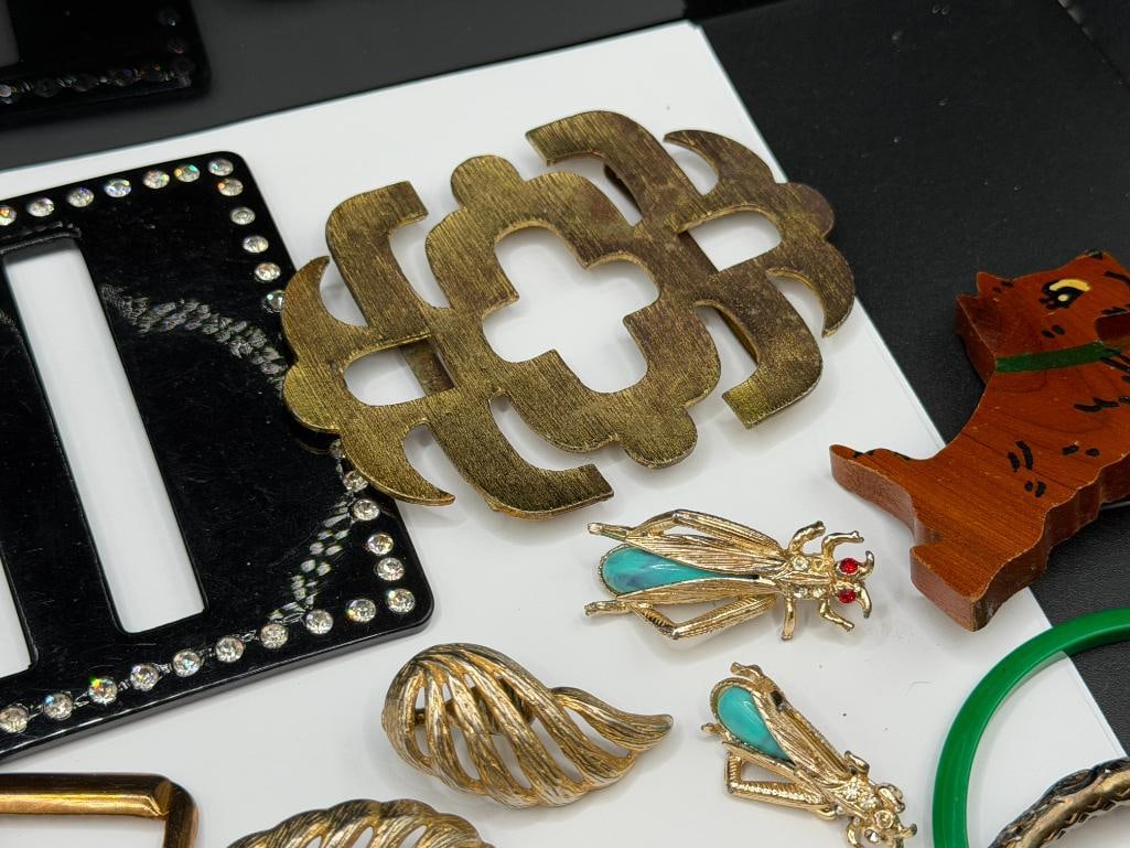 ASSORTED COSTUME JEWELRY INCLUDING BROOCHES, BAKELITE EARRINGS, AND MORE - 4