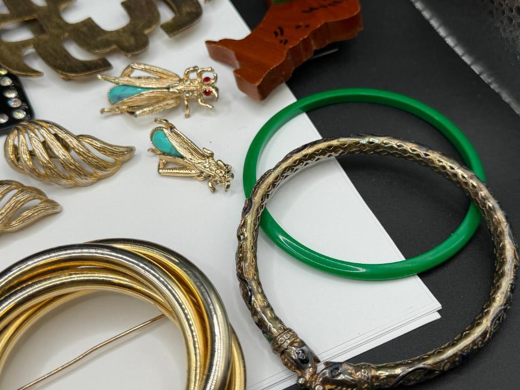 ASSORTED COSTUME JEWELRY INCLUDING BROOCHES, BAKELITE EARRINGS, AND MORE - 5
