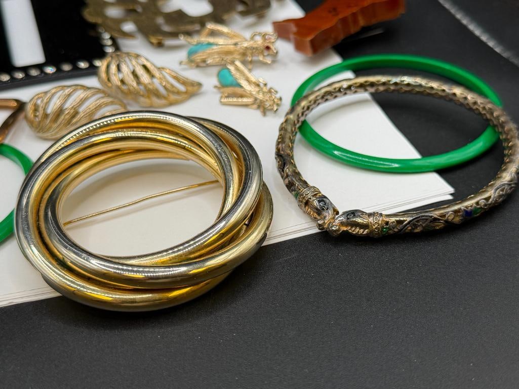 ASSORTED COSTUME JEWELRY INCLUDING BROOCHES, BAKELITE EARRINGS, AND MORE - 6
