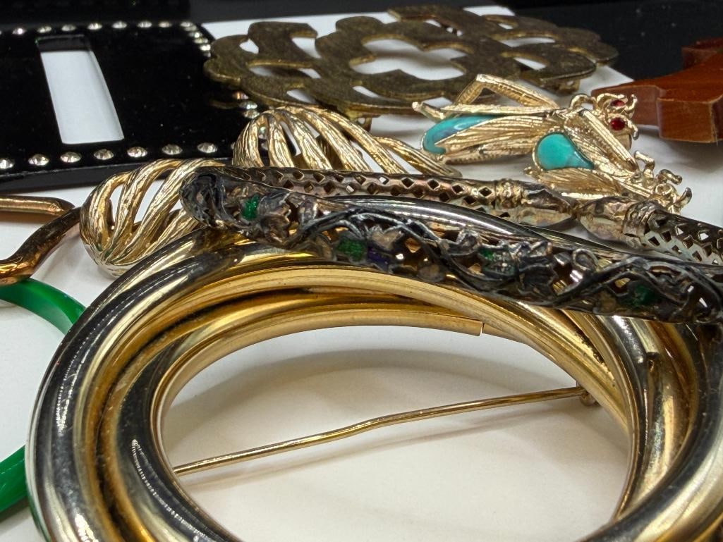 ASSORTED COSTUME JEWELRY INCLUDING BROOCHES, BAKELITE EARRINGS, AND MORE - 8