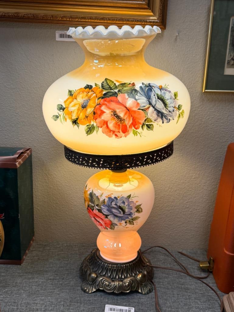 VINTAGE GONE WITH THE WIND PARLOR TABLE LAMP WITH TRANSFER DECORATED LUSTER GLASS SHADE AND FONT - 10