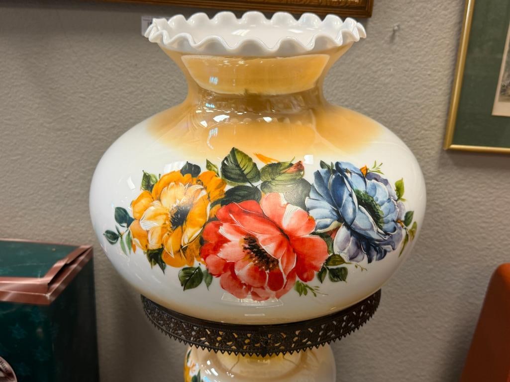 VINTAGE GONE WITH THE WIND PARLOR TABLE LAMP WITH TRANSFER DECORATED LUSTER GLASS SHADE AND FONT - 2
