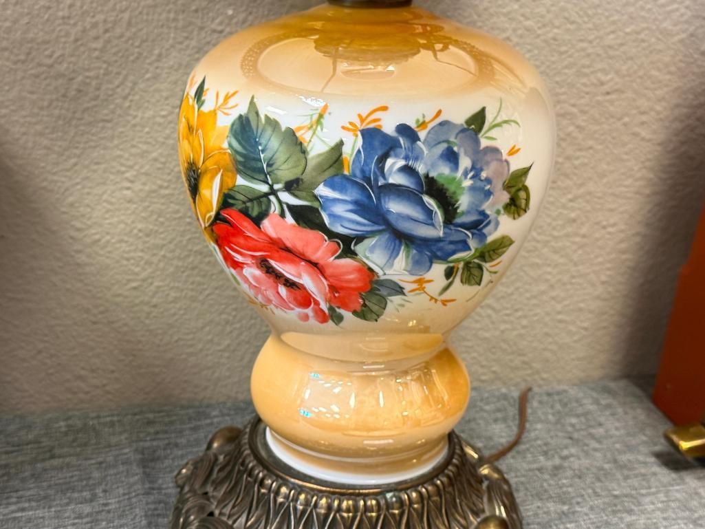 VINTAGE GONE WITH THE WIND PARLOR TABLE LAMP WITH TRANSFER DECORATED LUSTER GLASS SHADE AND FONT - 7