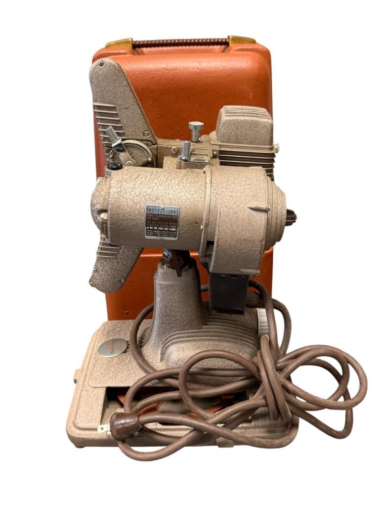 VINTAGE REVERE 85 1940'S MOVIE / FILM PROJECTOR: INCLUDES HARDSHELL PLASTIC CASE, TESTED +