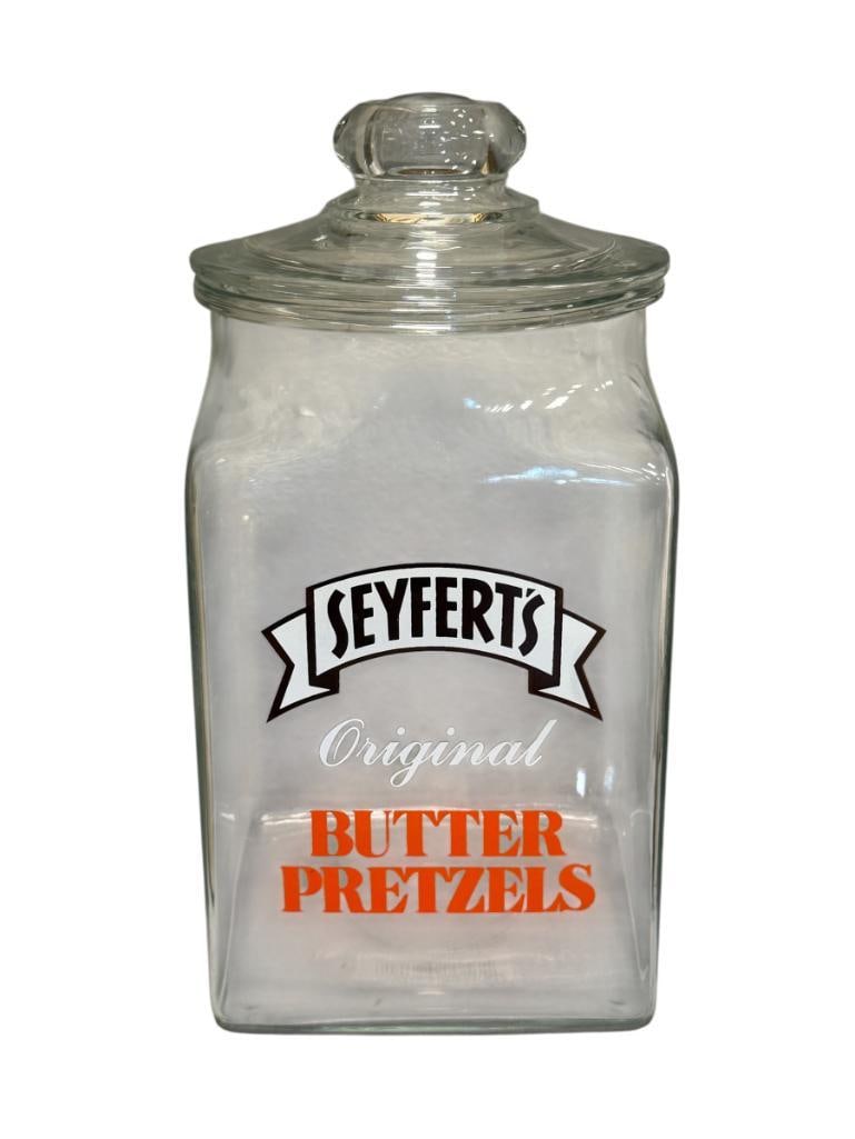 VINTAGE SEYFERT'S ORIGINAL BUTTER PRETZELS COUNTER TOP JAR WITH LID: SQUARE SHAPED JAR WITH LID, COLORED LETTERING, NO CHIPS OR CRACKS 13" H