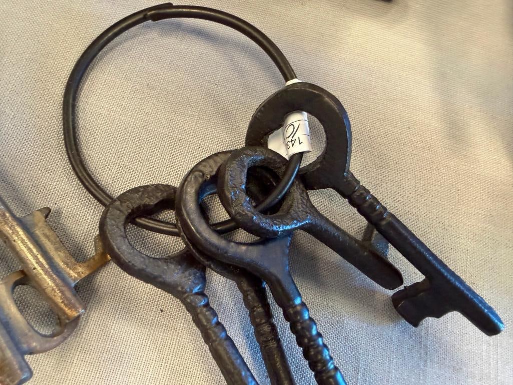 DECORATIVE IRON AND CAST IRON SKELETON KEYS ON KEY RINGS - 11