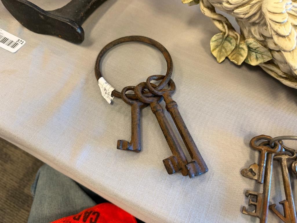 DECORATIVE IRON AND CAST IRON SKELETON KEYS ON KEY RINGS - 3
