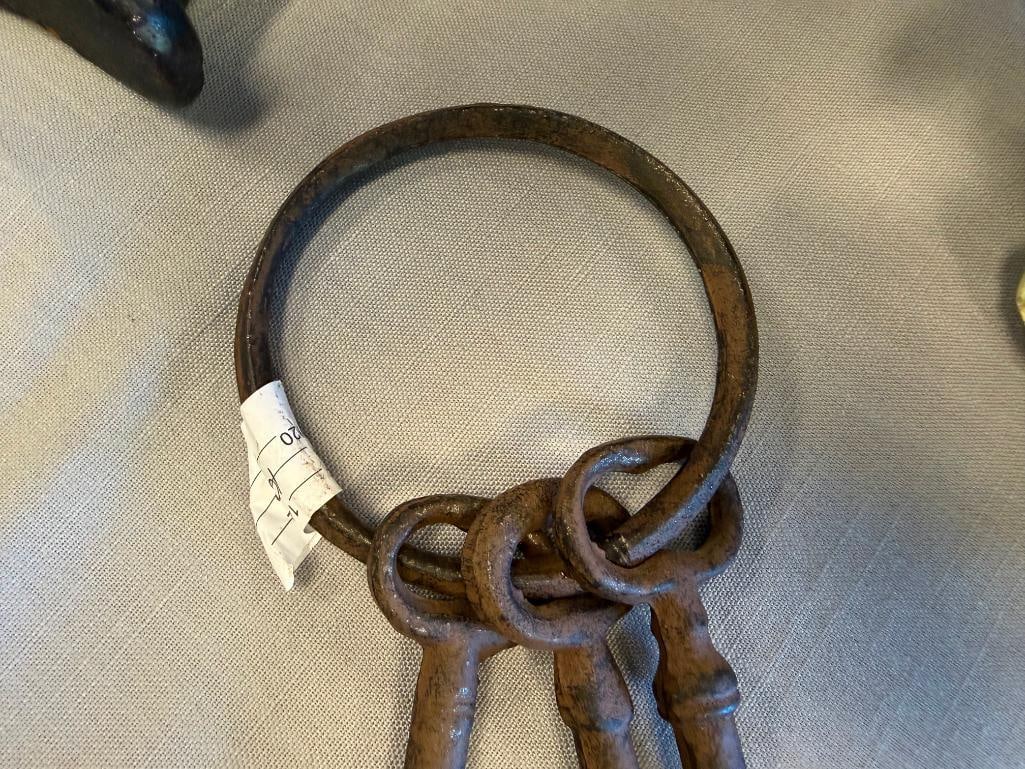 DECORATIVE IRON AND CAST IRON SKELETON KEYS ON KEY RINGS - 5