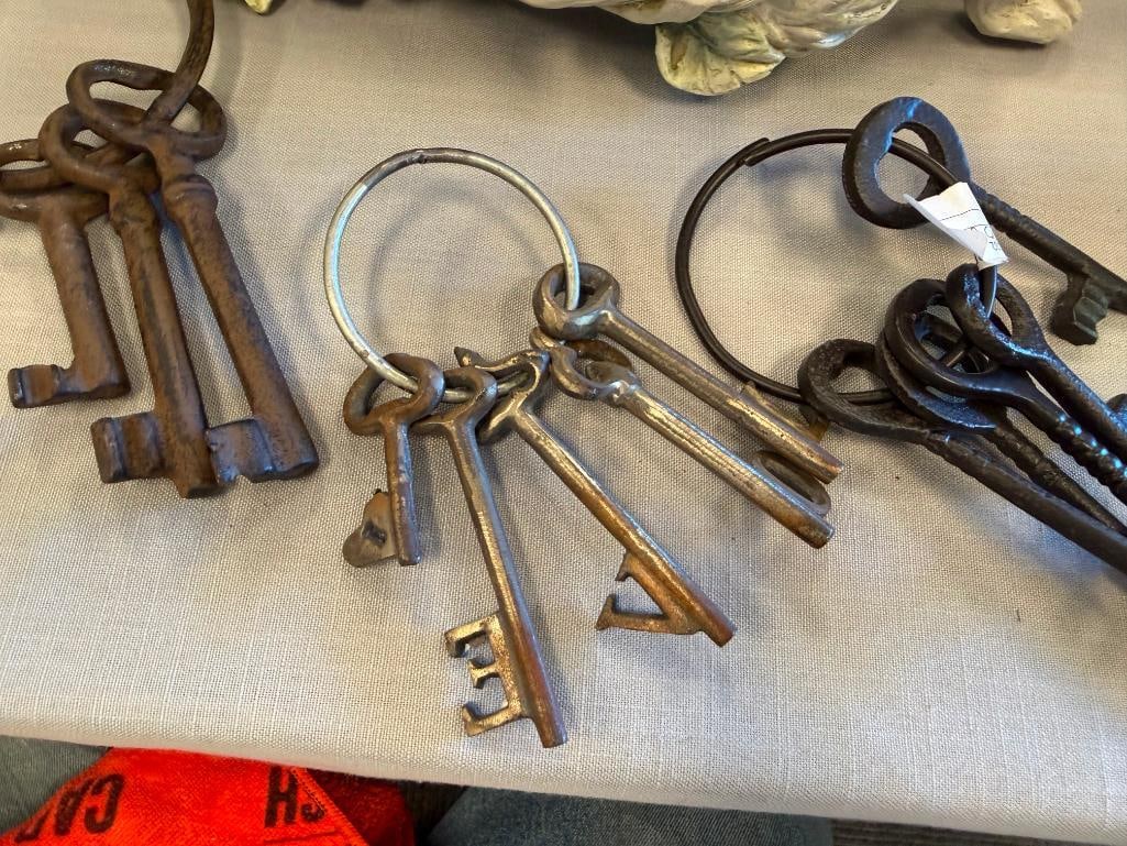 DECORATIVE IRON AND CAST IRON SKELETON KEYS ON KEY RINGS - 6