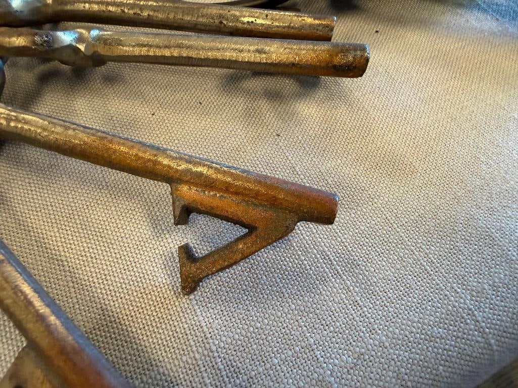 DECORATIVE IRON AND CAST IRON SKELETON KEYS ON KEY RINGS - 8