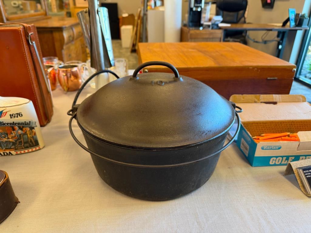LARGE VINTAGE CAST IRON DUTCH OVEN NO. 10 - 2
