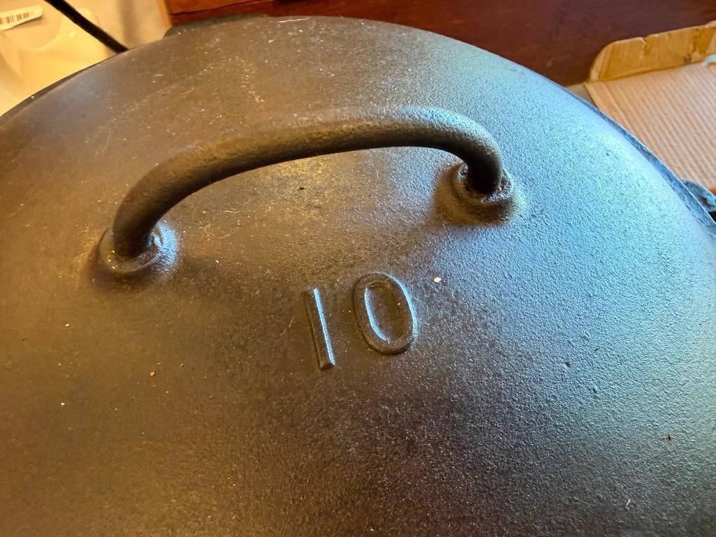 LARGE VINTAGE CAST IRON DUTCH OVEN NO. 10 - 3