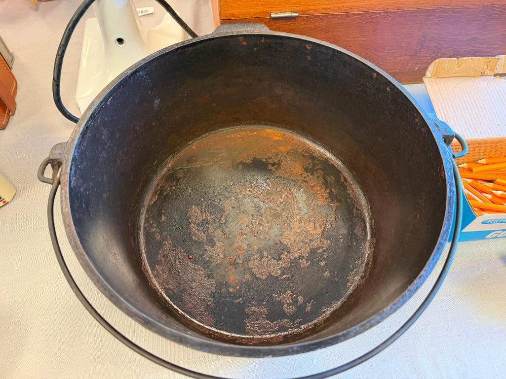 LARGE VINTAGE CAST IRON DUTCH OVEN NO. 10 - 5