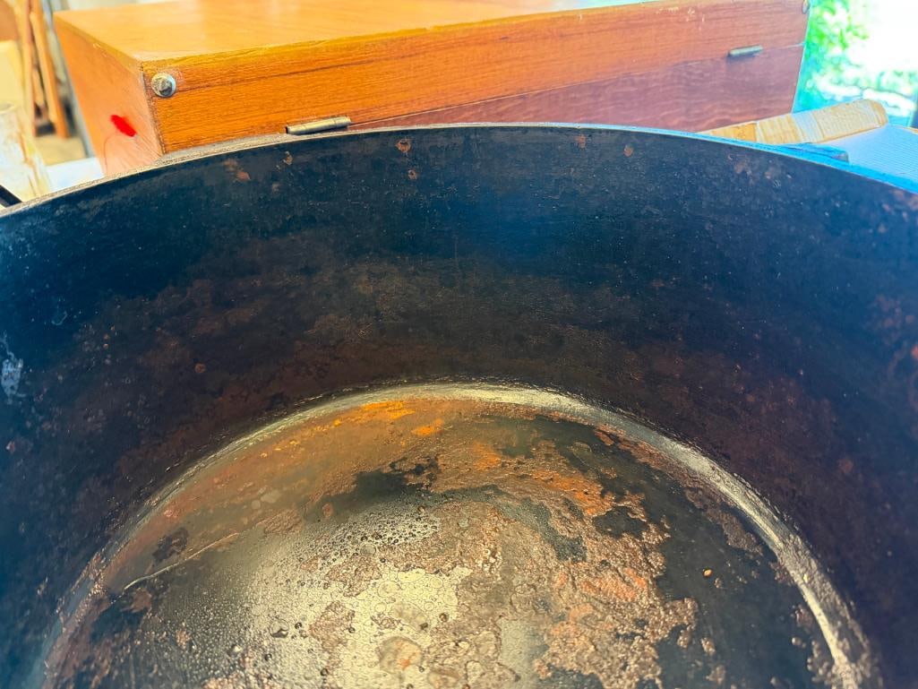 LARGE VINTAGE CAST IRON DUTCH OVEN NO. 10 - 6