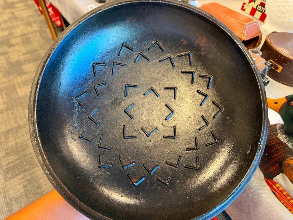 LARGE VINTAGE CAST IRON DUTCH OVEN NO. 10 - 7