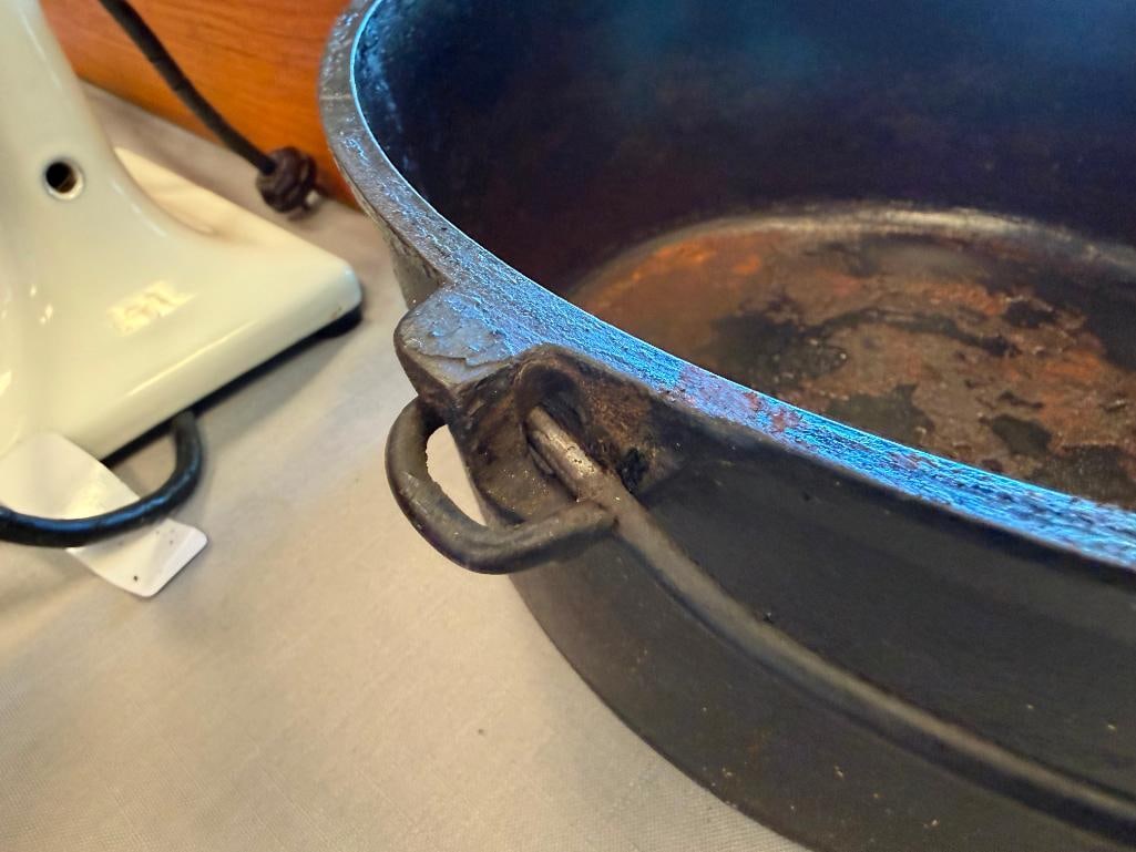LARGE VINTAGE CAST IRON DUTCH OVEN NO. 10 - 8
