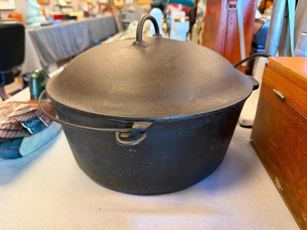 LARGE VINTAGE CAST IRON DUTCH OVEN NO. 10 - 9