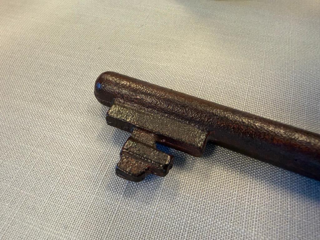 THREE DECORATIVE BRONZE TONED CAST IRON SKELETON KEYS - 11