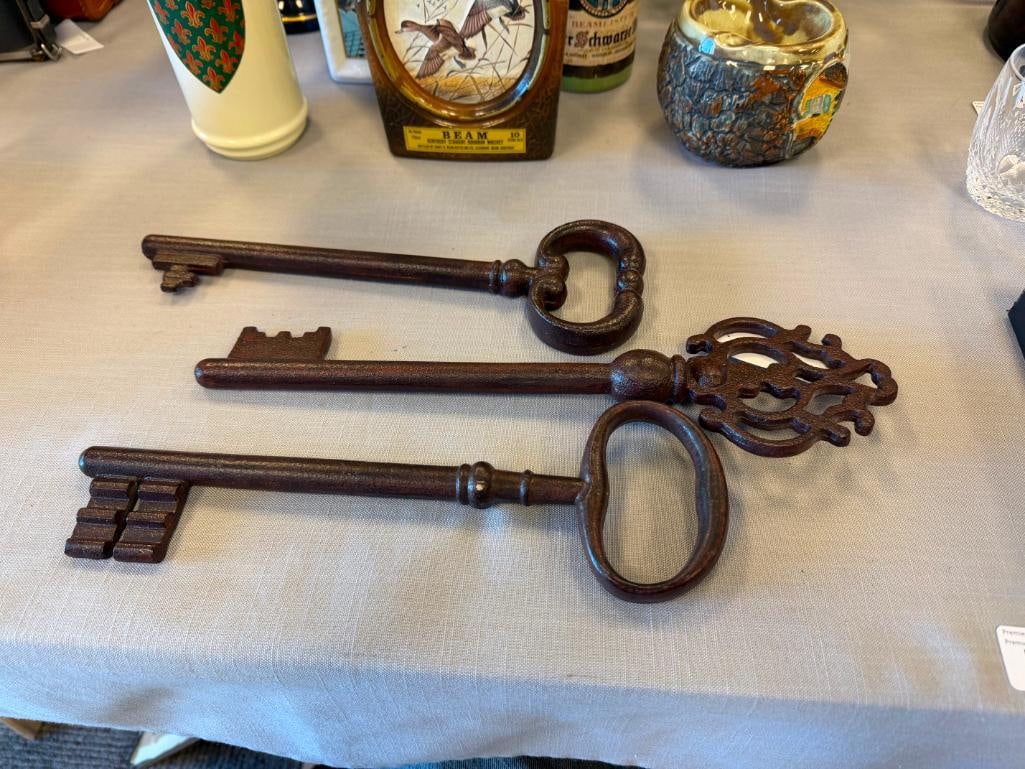 THREE DECORATIVE BRONZE TONED CAST IRON SKELETON KEYS - 2