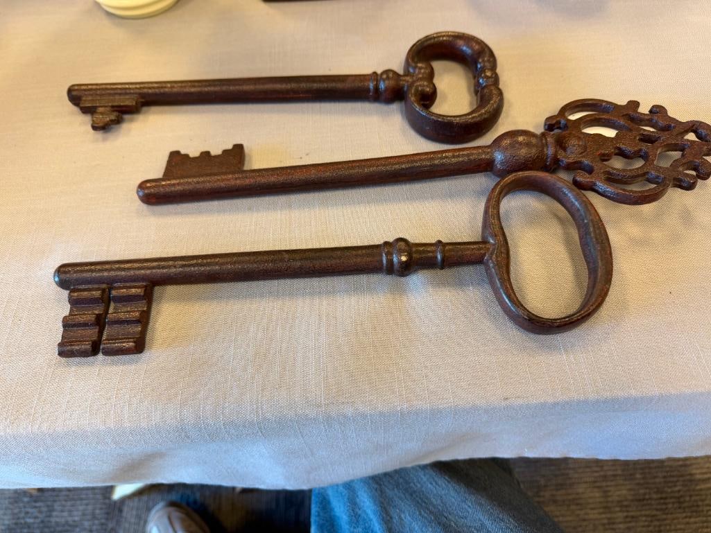 THREE DECORATIVE BRONZE TONED CAST IRON SKELETON KEYS - 3