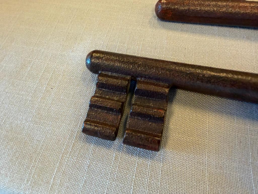 THREE DECORATIVE BRONZE TONED CAST IRON SKELETON KEYS - 4