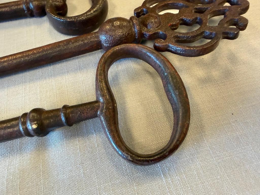 THREE DECORATIVE BRONZE TONED CAST IRON SKELETON KEYS - 5