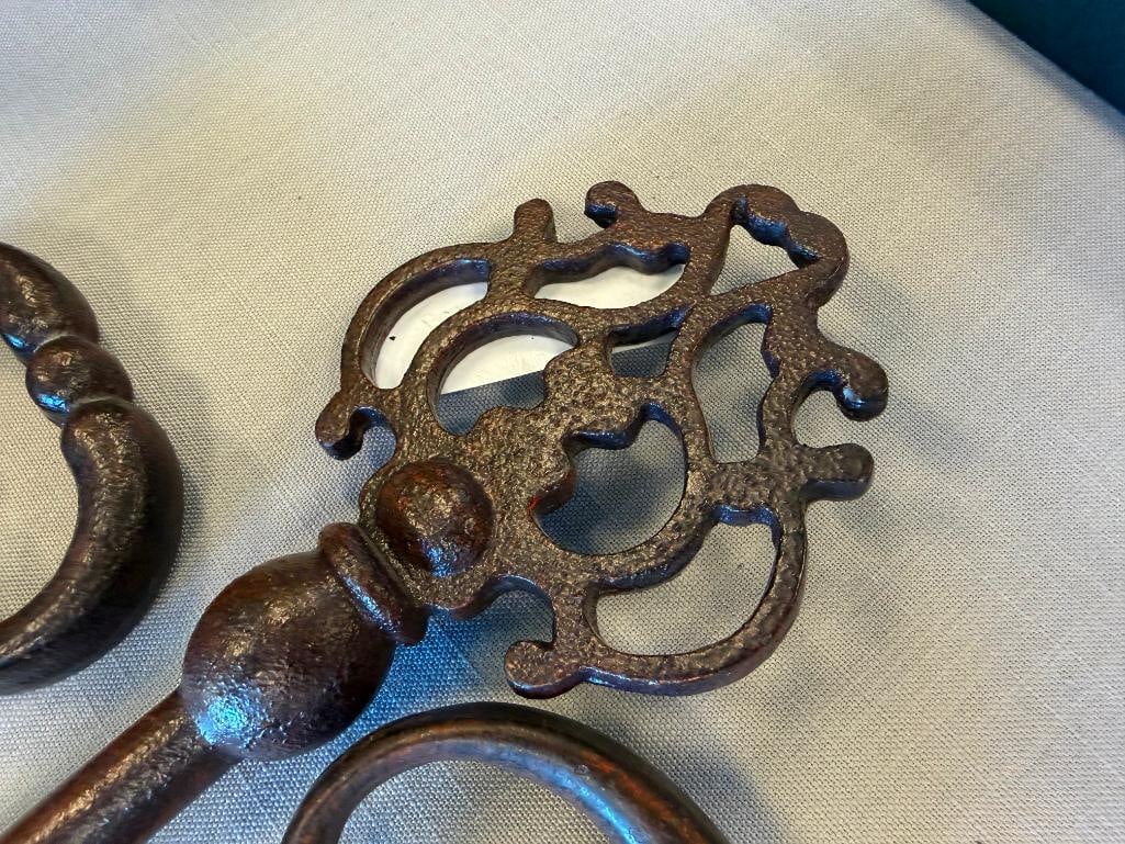 THREE DECORATIVE BRONZE TONED CAST IRON SKELETON KEYS - 6