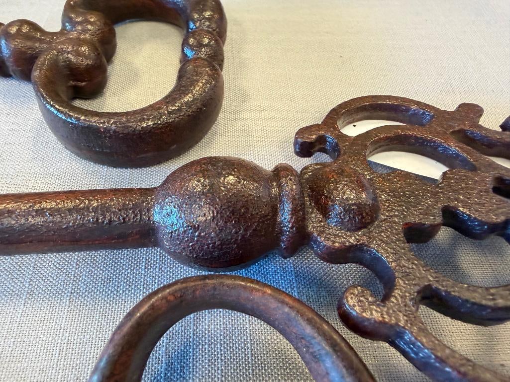 THREE DECORATIVE BRONZE TONED CAST IRON SKELETON KEYS - 7