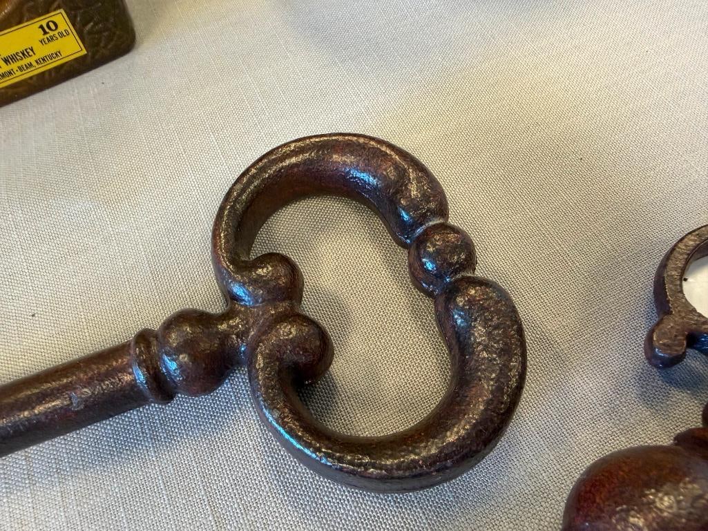 THREE DECORATIVE BRONZE TONED CAST IRON SKELETON KEYS - 9