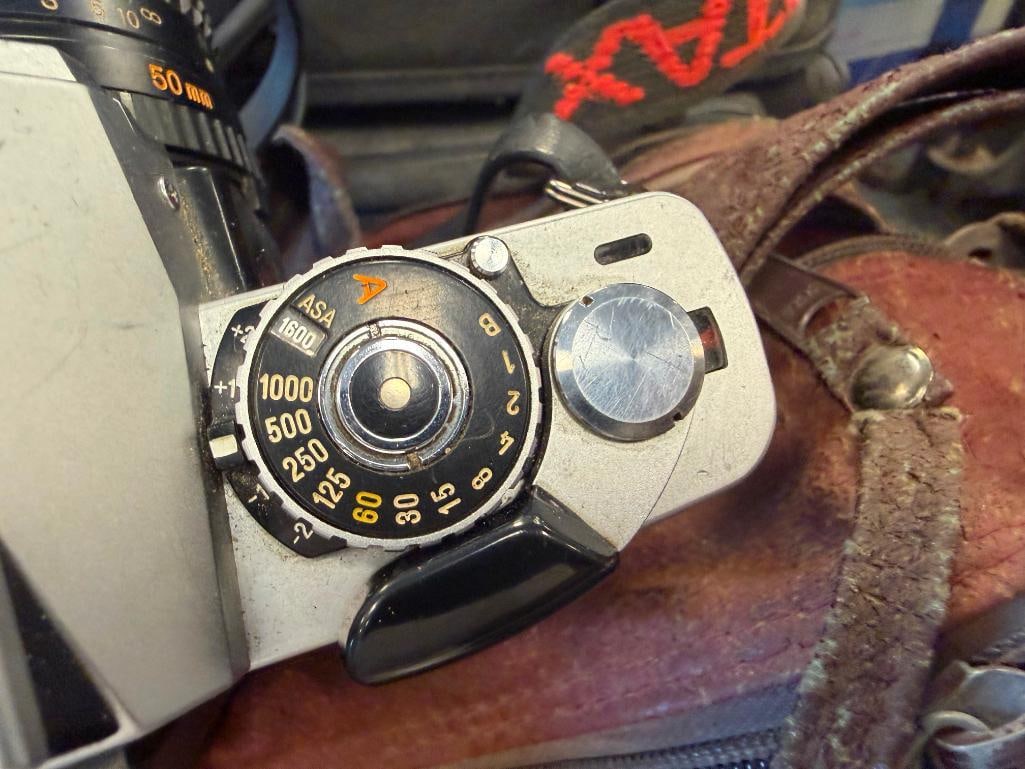 VINTAGE MINOLTA XG 9 AND PENTAX A3000 SLR 35 MM FILM CAMERAS - 8