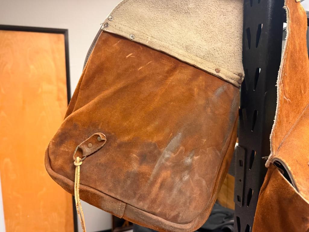 VINTAGE PAIR OF LEATHER SADDLEBAGS - 8