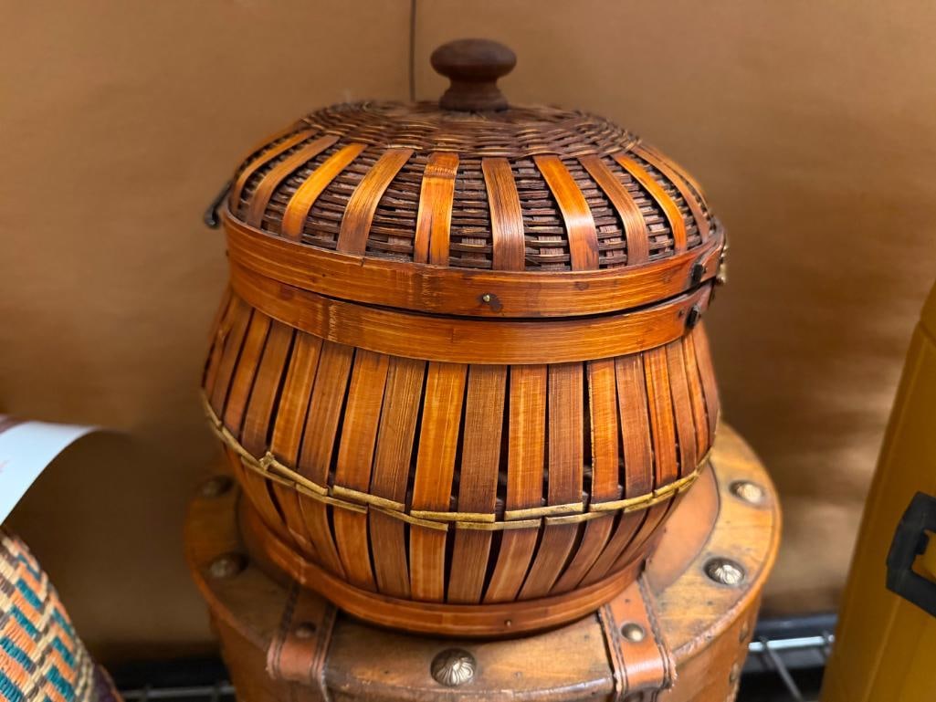 AFRICAN MARKET TRADE BASKET HAND WOVEN IN GHANA, WEST AFRICA AND TWO STORAGE BASKETS - 9
