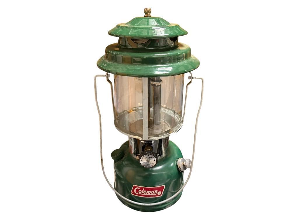 COLEMAN MODEL 220K KEROSENE CAMPING LANTERN IN CLASSIC GREEN FINISH AND INLCUDES ORIGINAL CASE (1 of 11)