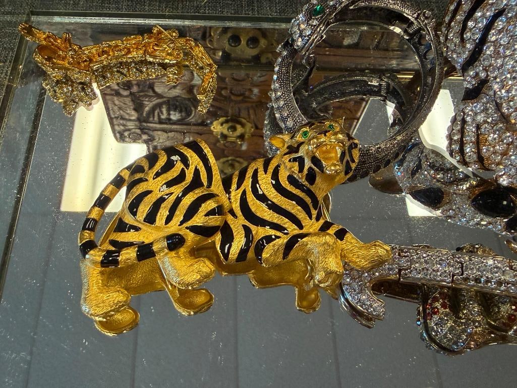 LADIES RHINESTONE BEJEWELED ANIMAL FIGURAL JEWELRY SEVEN PIECES TOTAL - 9