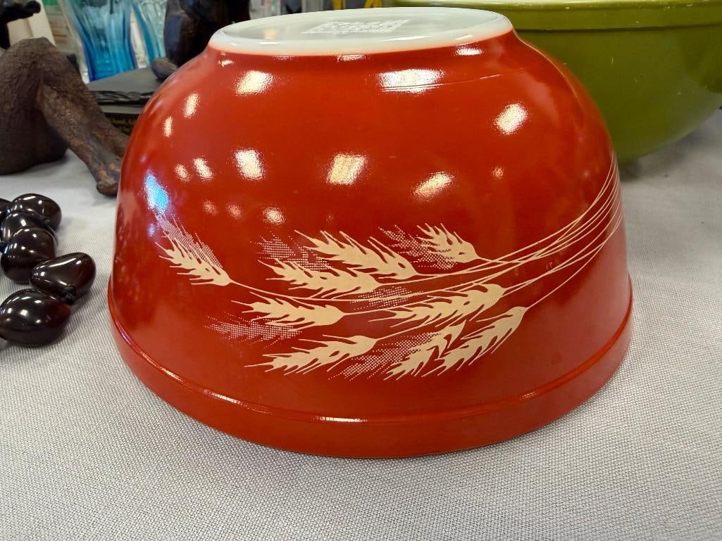 VINTAGE PYREX AVOCADO GREEN AND WHEAT PATTERN GLASS MIXING BOWLS - 7