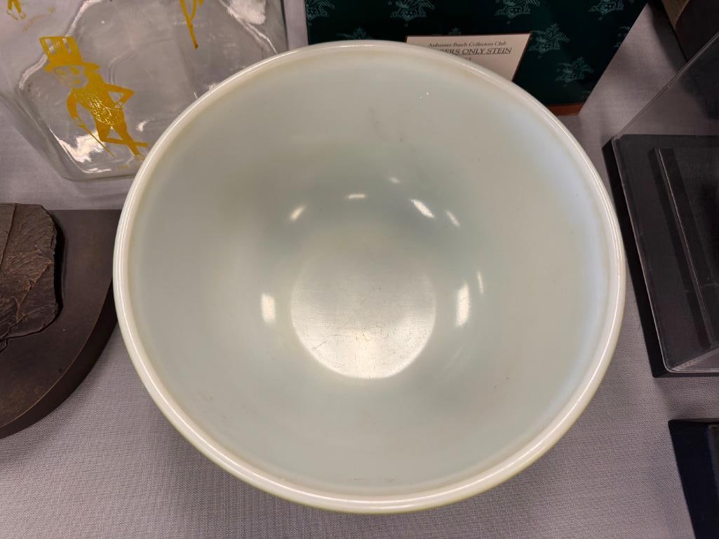 VINTAGE PYREX AVOCADO GREEN AND WHEAT PATTERN GLASS MIXING BOWLS - 8
