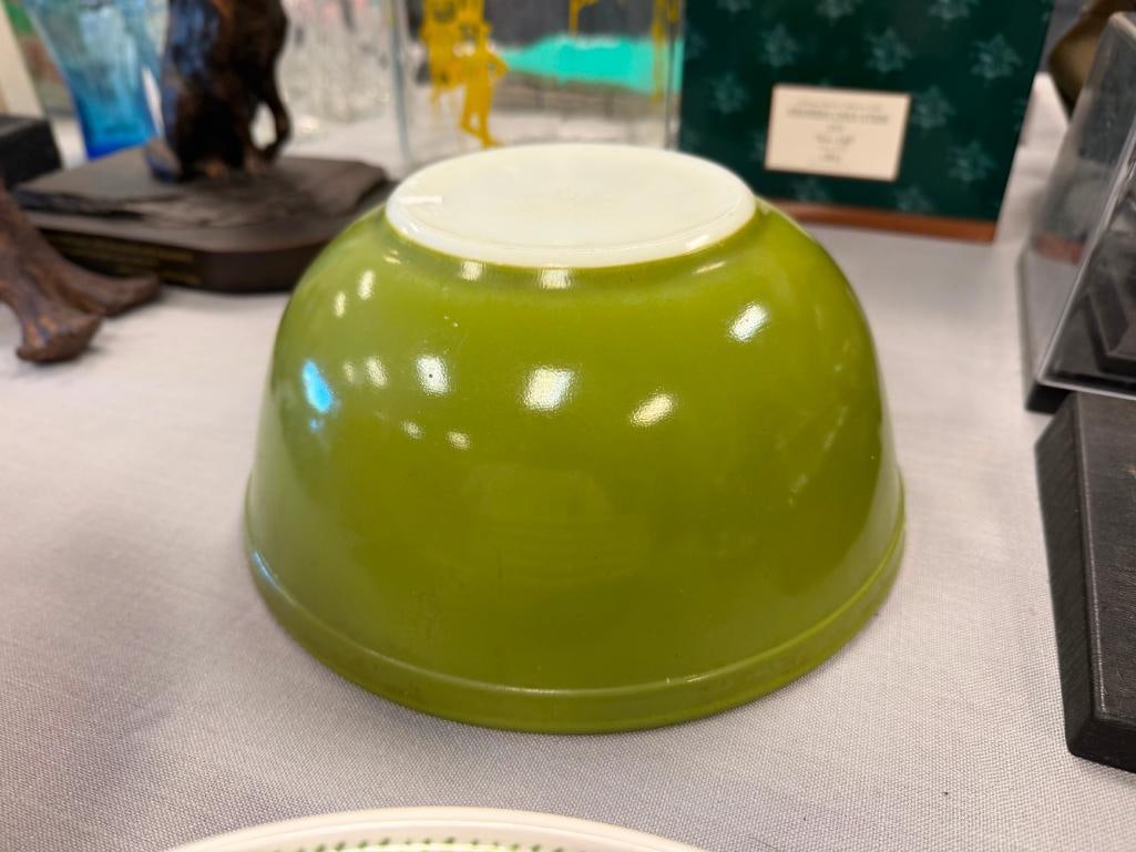 VINTAGE PYREX AVOCADO GREEN AND WHEAT PATTERN GLASS MIXING BOWLS - 9