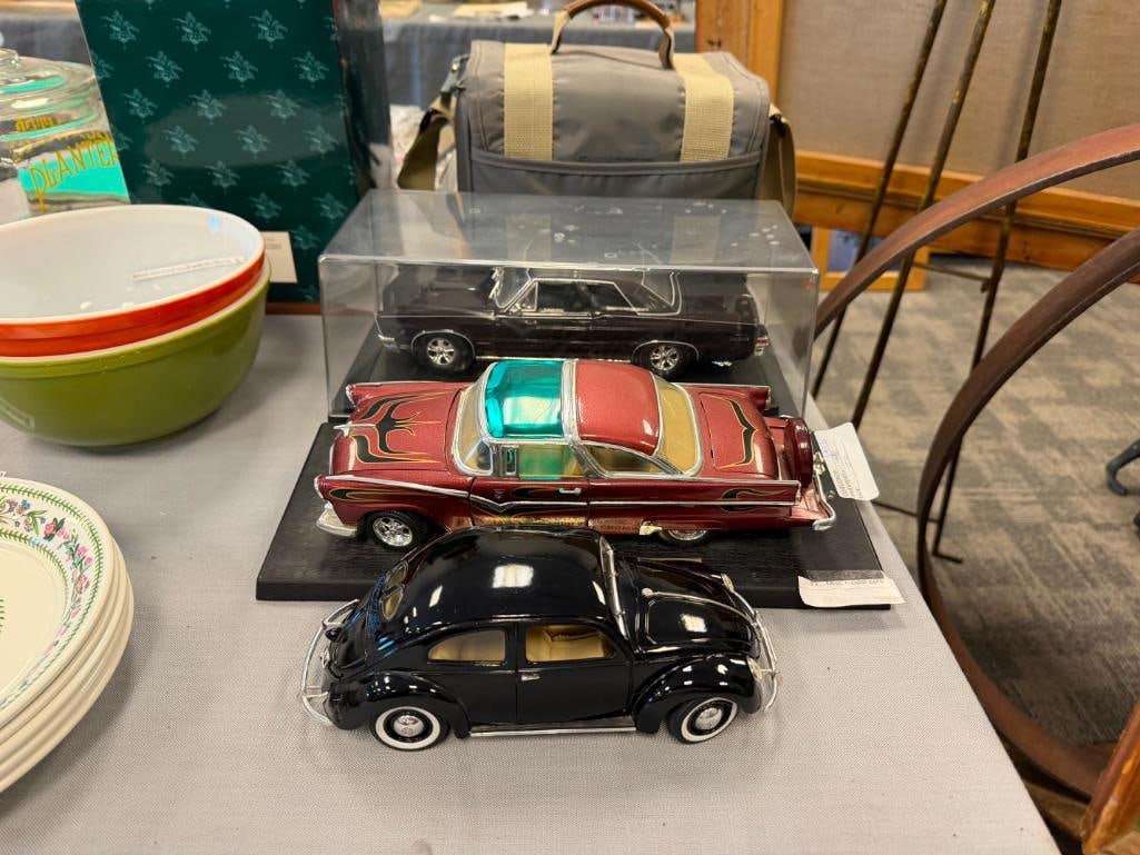 1/18 DIE-CAST MODEL CARS 1955 FAIRLANE CUSTOM, '65 GTO HURST EDITION AND 1951 VW BEETLE - 2