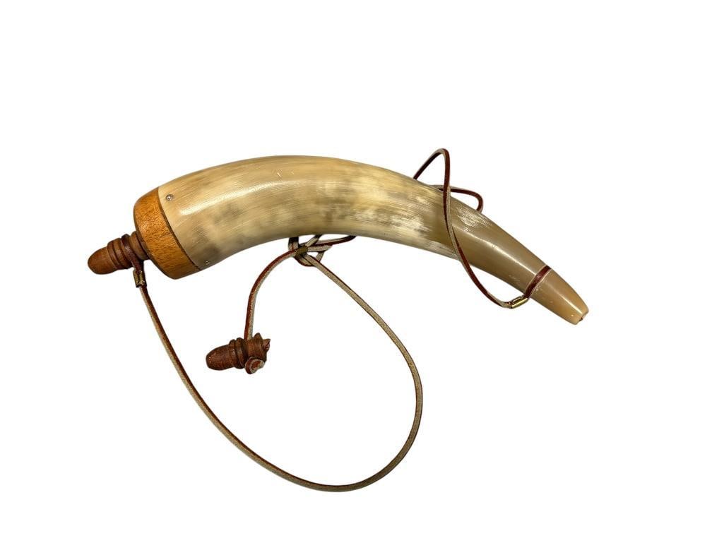 STEER HORN POWDER HORN WITH TWIST ON / OFF TOP AND LEATHER STRAP (1 of 5)