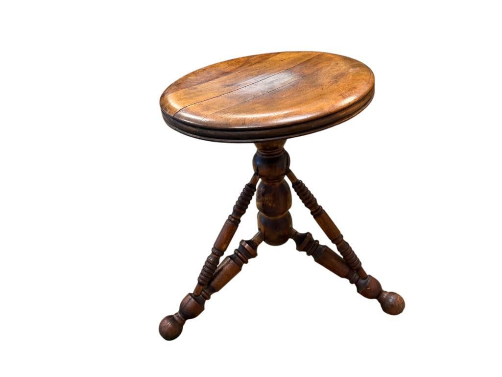 19TH CENTURY LYON & HEALY SPINDLE LEGGED PIANO STOOL WITH ADJUSTABLE SEAT VICTORIAN PERIOD: HAND TURNED SPINDLE LEGS, METAL BRACKET MARKED LYON & HEALY CHICAGO FROM 15" UP TO 22" H