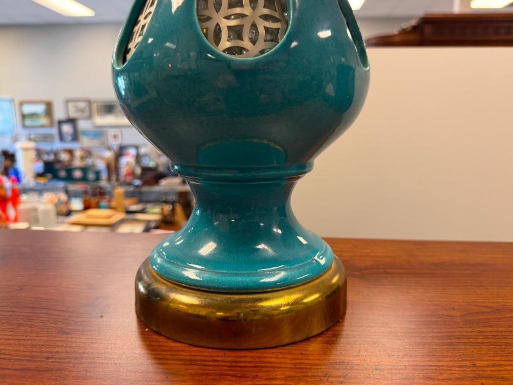 MID-CENTURY MODERN TURQUOISE GLAZE CERAMIC TABLE LAMP WITH GLASS BEAD FILLED BODY WITH METAL PANELS - 3