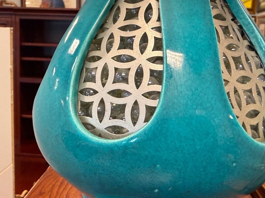 MID-CENTURY MODERN TURQUOISE GLAZE CERAMIC TABLE LAMP WITH GLASS BEAD FILLED BODY WITH METAL PANELS - 4