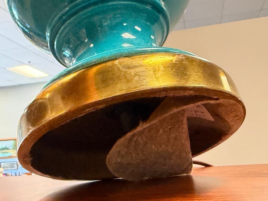 MID-CENTURY MODERN TURQUOISE GLAZE CERAMIC TABLE LAMP WITH GLASS BEAD FILLED BODY WITH METAL PANELS - 5